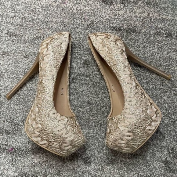Women’s Lace Heels - Picture 4 of 17